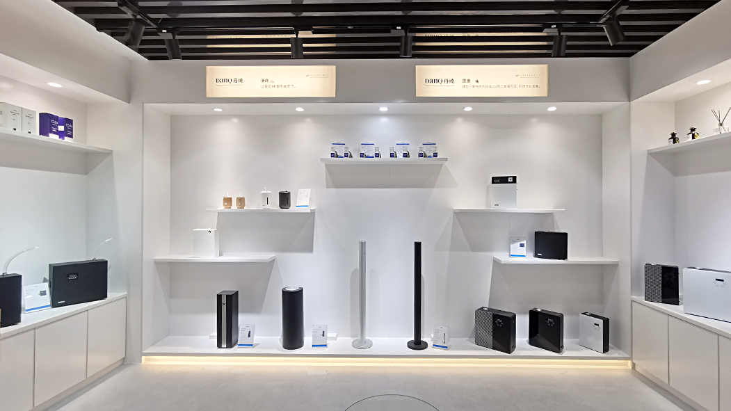 18. New Scent Machine and Fragrance Oil Showroom